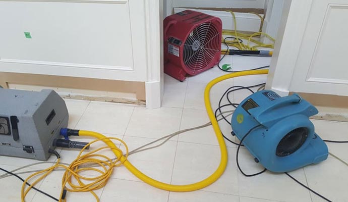home emergency water dmage restoration with equipment